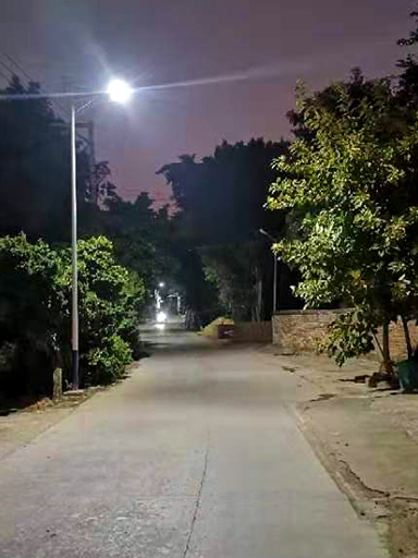 廣東連州雙路段剛裝百盞太陽能路燈照亮，給你暗夜里找尋回家路!
